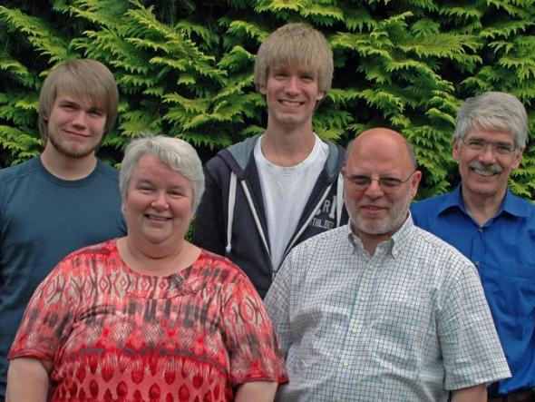 Mitglieder der Tansaniareisegruppe: Peter Schrage, Maria Bernhardt, Lukas Schrage, Helmut Bernhardt, Johannes Schrage (von links)