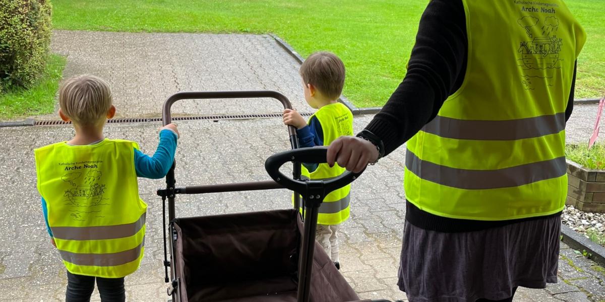 Neuer Bollerwagen und Warnwesten