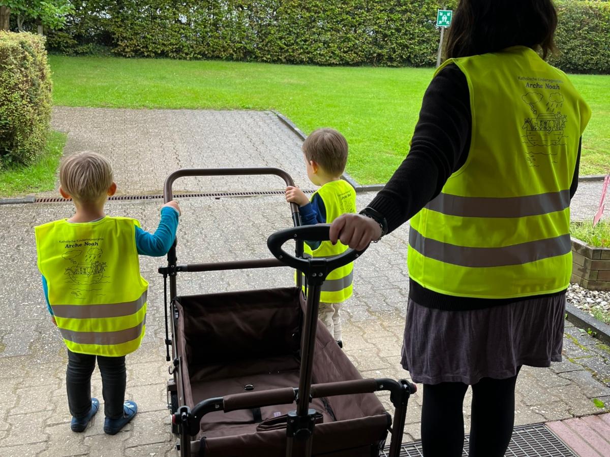 Neuer Bollerwagen und Warnwesten
